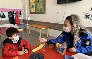 Polisler minik öğrencilerin okul sevincine ortak...