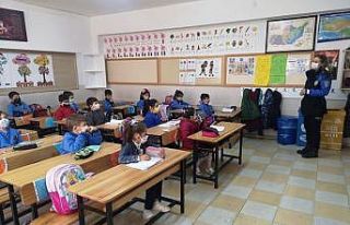 Polisler, öğrencileri korona virüs konusunda uyardı