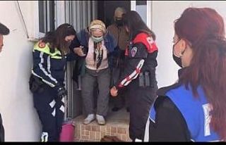 Polisler yaşlı çifti aşıya götürdü, gönülleri...