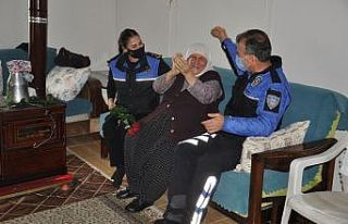 Polisler yaşlıları unutmadı