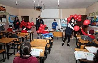 Polislerden çocuklara balon