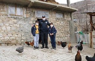 Polislerden soğuk kentin çocuklarına iç ısıtan...