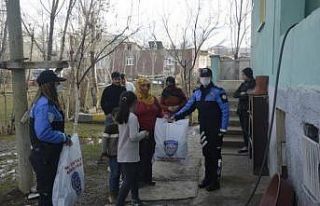 Polisten dar gelirli ailelere kıyafet desteği