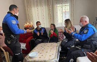 Polisten engelli çocuğa doğum günü sürprizi