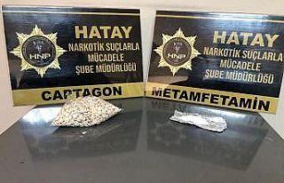 Polisten kaçan motosikletten atılan poşetten uyuşturucu...