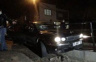 Polisten kaçan şüphelinin otomobili demirlere saplandı