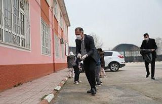 Protokol mensupları okulun bahçesini temizledi