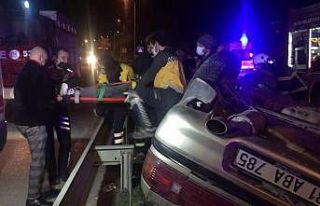 Refüjde elektrik direklerini deviren sürücü takla...