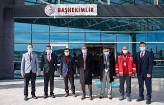 Rektör Beydemir, sağlık çalışanlarını ziyaret...