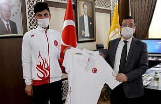 Rektör Kızılay’dan Balkan şampiyonu öğrenciye...