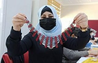 Rengarenk boncukları, iğne ve iplikle sanata dönüştürüyorlar