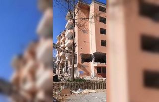 Riskli binaların yıkılma anı kameraya böyle yansıdı