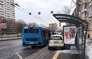 Rusya’da aşırı süratli araç otobüs durağına...