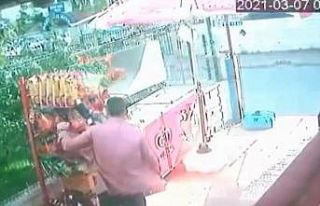 Rüzgarla ilerleyen cips standının peşine taktığı...