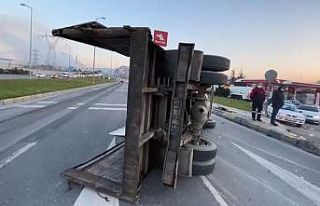 Sac yüklü kamyon yan yattı