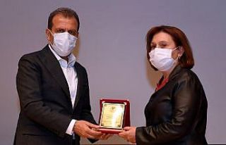 Sağlık çalışanlarından Başkan Seçer plaket