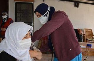 Sağlıkçılar aşılamada sınır tanımıyor