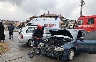 Sakarya’da 2 otomobil çarpıştı: 3 çocuk yaralı