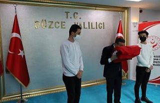 Sakarya’dan teslim alınan Bayrak Bolu’ya uğurlandı