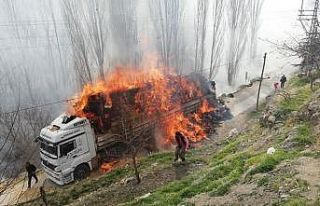 Saman balyası yüklü tır alev alev yandı