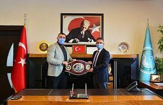 Şampiyon Boksör Demirezen’den Rektör Kuş’a...