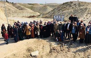 Samsat’ta kadınlar meyve fidanlarını toprakla...