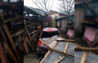 Samsun’da otomobil barakanın üzerine uçtu: 1...