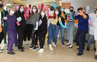 Samsun’da sağlık çalışanları renkli çoraplarla...