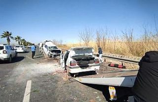 Şanlıurfa’da otomobiller kafa kafaya çarpıştı:...