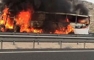 Şanlıurfa’da yolcu otobüsü alev alev yandı