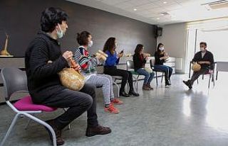 Sebzeleri kullanarak ritim yapıyorlar