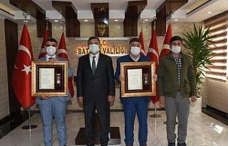 Şehit babası ve gaziye Devlet Övünç Madalyası...