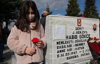 Şehit babasının mezarına astığı mektup yürek...