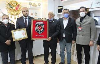 Şehitlikteki çalışmalara plaketli teşekkür