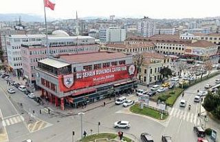 Şehrin dört bir yanı kırmızı-beyaz bayraklarla...