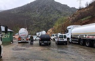 Şemdinli-Derecik karayolu sel nedeniyle kapandı