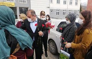 Şenoba Belediye Başkanı Alihan Babat kadınlara...