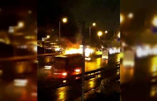 Servis minibüsü D-100’de alev topuna döndü