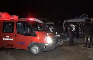 Servis minibüsü ile otomobil çarpıştı: 3 yaralı
