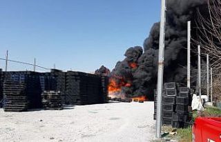 Seydikemer’de plastik kasa fabrikasında yangın...