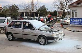 Seyir halinde alev alan otomobil, itfaiye ekiplerince...