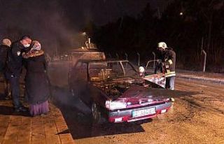 Seyir halindeki iki otomobil yanarak kullanılamaz...