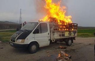 Seyir halindeki kamyonetin kasasındaki eşyalar alev...