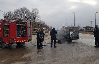 Seyir halindeki otomobil alev aldı