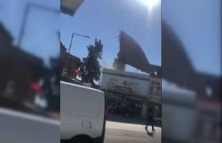 Şiddetli rüzgar çatıyı böyle uçurdu