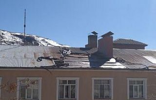 Şiddetli rüzgar Çelikhan’da çatıları uçurdu