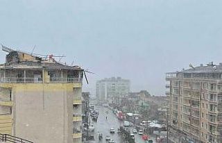 Şiddetli rüzgarda 7 katlı binanın çatısı uçtu