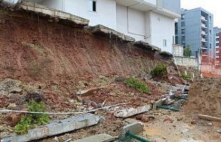 Şiddetli yağış istinat duvarını çökertti