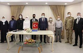 Siirt Valisi Hacıbektaşoğlu genç çiftin nikahını...