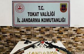 Silahları satamadan yakalandı